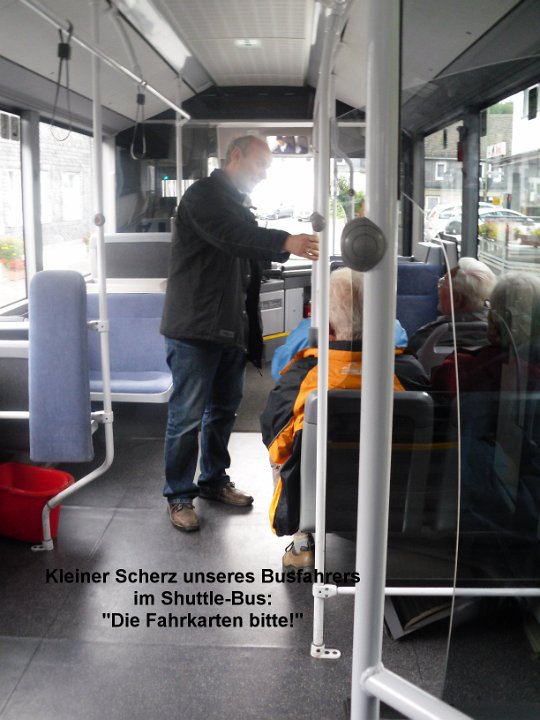 "Die Fahrkarten bitte!" - Kleiner Scherz unseres Busfahrers im NRW-Tag-Shuttlebus