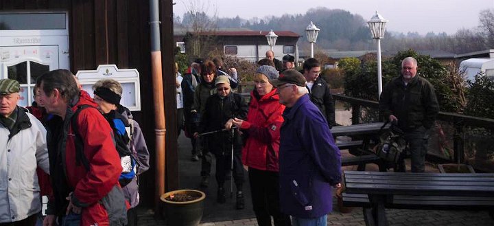 GTW-12km_050311_02.JPG - Die Wanderer sammeln sich.