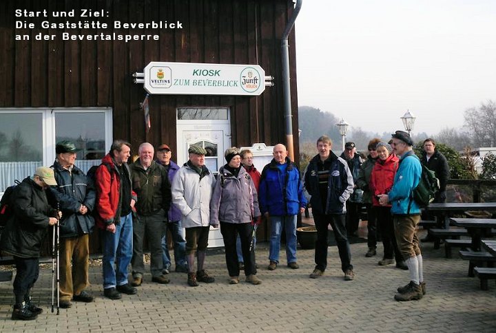 GTW-12km_050311_04.JPG - Wanderführer Joachim Kutzner erzählt über die Bevertalsperre.