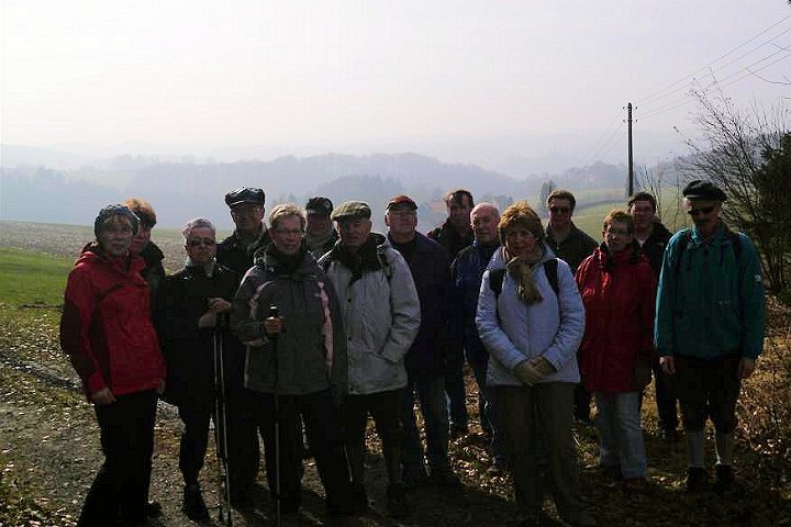 GTW-12km_050311_07.JPG - Nach einem steilen Anstieg gönnen wir uns eine Rast in der Wanderhütte am Böckel.