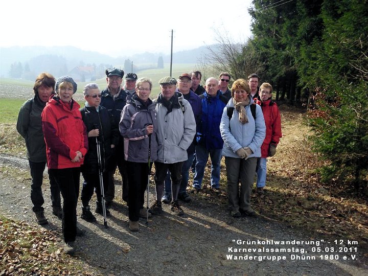 GTW-12km_050311_08.JPG - 9 M + 6 F = 15 Wanderer erfreuen sich an den schönen Aussichten auf der 12 km-Strecke.