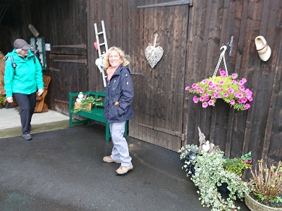 GTW-101118 Dhuenn 04  Die kleine Idylle in Oberpilghausen bewundern Ute und Gisela.