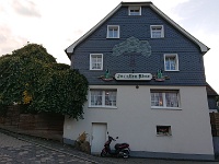 GTW 22-09-18 Kuerten-pre 31  Sogar in die Verschieferung des Hauses ist die Ulme eingearbeitet.