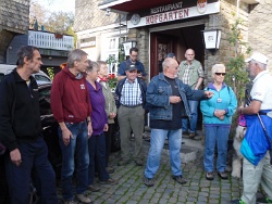 Ditmar Jäger begrüßt die Wanderer vor unserm Startort, dem Restaurant Hofgarten.