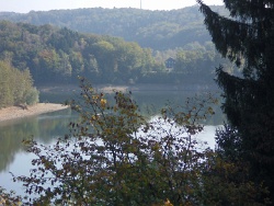 ... und  rechts liegt das Restaurant/Hotel Haus Hammerstein.