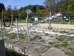 Wie man aus einer ausgedienten Leiter eine Wippe und aus einem alten Motorradreifen eine Schaukel werkeln kann.