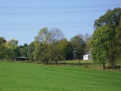 Wir werfen noch einen Blick nach rechts oben zur Friedenskapelle Vosshagen.