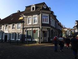 Zunächst geht es die Kölner Straße hoch.