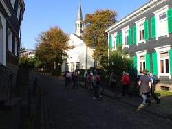 Rechts das ev. Pfarrhaus, dahinter das Kolumbarium, ehemalige Johanniskirche.