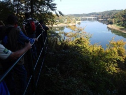 Von hier hat man einen herrlichen Blick über die Wuppertalsperre ... nach links auf den Remscheider Ortsteil Kräwinkel.