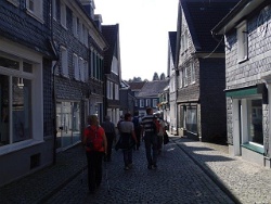 Vom Schloss führt die malerische Marktstraße zurück zu unserm Startort, dem Restaurant Hofgarten.