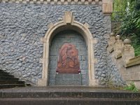 GTW-050519 joe-pre 04  Früher ein Relief aus reiner Bronze (Reinhold Kuebart, "Christus heilt ein misshandeltes Tier"), das aber 2006 von Metalldieben gestohlen wurde, ist es heute ein einfacher Nachdruck auf Hartplatte.