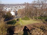 GTW-050519 mar-pre 04  Im Winter hatte man noch einen fast freien Blick auf Wuppertal-Barmen über das Bergbahndenkmal: Im Hintergrund die beiden Hatzfelder Wassertürme, links davor die A 46, noch weiter davor die Schornsteine des Wärmekraftwerks. Unmittelbar daneben befand sich die Talstation der Bergbahn.