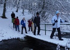 Gut, dass Schnee liegt, sonst wäre die Brücke rutschig.
