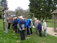 GTW 10.04.17 lindlar-mk 05  Im Park steht eine der vielen Infotafeln, die u.a. über das harte Leben der Steinhauer berichtet.