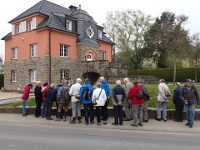 GTW 10.04.17 lindlar-mk 10  Viele Grauwacke-Mauersteine enthalten die Abdrücke von Seelilien, den vor über 250 Millionen Jahren gab es hier ein flaches Meer mit einer breiten Flussmündung.