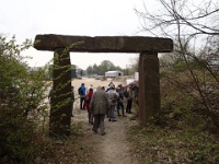 GTW 10.04.17 lindlar-mk 14  Sieht fast wie ein aus Dolmen gebautes Hünengrab aus, dieser Eingang für Wegetouristen in den unteren Steinbruchbereich.