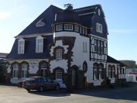 GTW 10.04.17 lindlar-vorw-mk 08  Der wunderschön renovierte alte Bahnhof von Lindlar, heute Sitz einer Spedition.