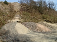 GTW 10.04.17 lindlar-vorw-mk 14  Hier bekommt man einen Eindruck, wie vielseitig Grauwacke verwendet werden kann: Split zur Unterfütterung von Straßen und Bahntrassen ...