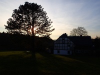 GTW 10.04.17 lindlar-vorw-mk 30  Sonnenuntergang in Hönighausen (aufgenommen auf der Vorwanderung der Wanderführer)