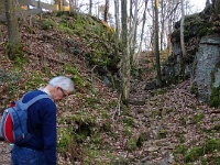 GTW 10.04.17 lindlar-vorw-mk 34  Zurück auf dem Steinhauerpfad treffen wir auf die Überreste der Steinbrucharbeiten im späten Mittelalter.