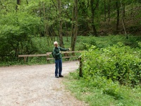 GTW-170517 Arboretum 40  Hier trennen sich die Wege: Joachim Kutzner weist den Weg für die, die die Kleine Strecke gehen wollen.