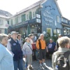 Vor dem Startlokal Café Burghoff haben sich viele Wanderer versammelt.