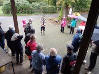 GTW-131019_mar_03 Wanderführer Joachim Kutzner begrüßt 23 Wanderer und Wanderinnen aus nah und fern.