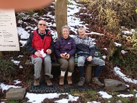 GTW-180218 joe 011  (GS) Wanderführer Joachim Kutzner mit Wanderfreunden aus Recklinghausen bei der Pause in Großkatern