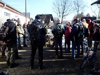 GTW-180218 mar 003  Wanderführer Joachim Kutzner (mit dem Vereinswappen auf dem Rucksack) begrüßt die knapp 30 Wanderer.