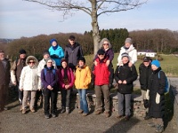 GTW-180318 joe 011  Die gut gelaunten Wanderer der Großen Strecke am Domblick - vom Wanderführer sieht man nur einen Fingerschatten, und den hätte er besser herausgehalten :-(.