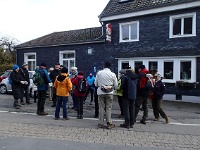 GTW-180318 mar 026  25 Wanderer fanden sich ein, um der steifen kalten Brise zu trotzen.