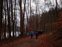 GTW-301219 Bever mar 11  Der Uferweg ist trocken und gut begehbar, mit schönen laubfreien Blicken auf die Talsperre.