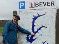 GTW-301219 Bever vin 16  Wanderführer Joachim Kutzner zeigt, wo die alte Staumauer bis in die 30er Jahre d. 20. Jhr. stand.