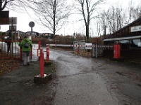 PC310014  Hinten über der Schranke des Zugangs zum Campingplatzes II erkennt man die Blockhäuser des Wochenendplatzes Beverblick.