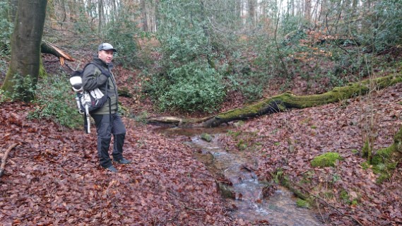 Wanderführer Christian Neumaier an der Eifgenbachquelle