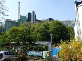 Schwimmbad Neuenhof mit Müllheizkraftwerk