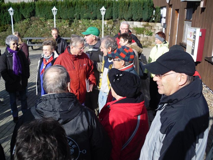 GTW-6km_060311_01.jpg - An diesem herrlich-sonnigen Morgen ist es ein bisschen wärmer als gestern, und knapp 40 Wanderer haben sich eingefunden. Rechts vorn Joachim Rimroth, der Wanderführer der 12km-Gruppe.