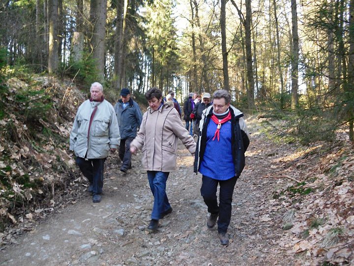 GTW-6km_060311_08.jpg - Nun geht es herunter zum Uferweg, der gut 2 Kilometer an der Talsperre entlang verläuft.