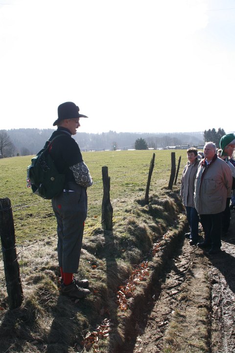 GTW-6km_060311_dit_03.jpg - Joachim erklärt, dass sich hier von Wefelsen aus um die Jahrhundertwende 19./20. Jhrh. die erste Sperrrmauer der damals noch deutlich kleineren Bever-Talsperre bis zum anderen Ufer erstreckte.