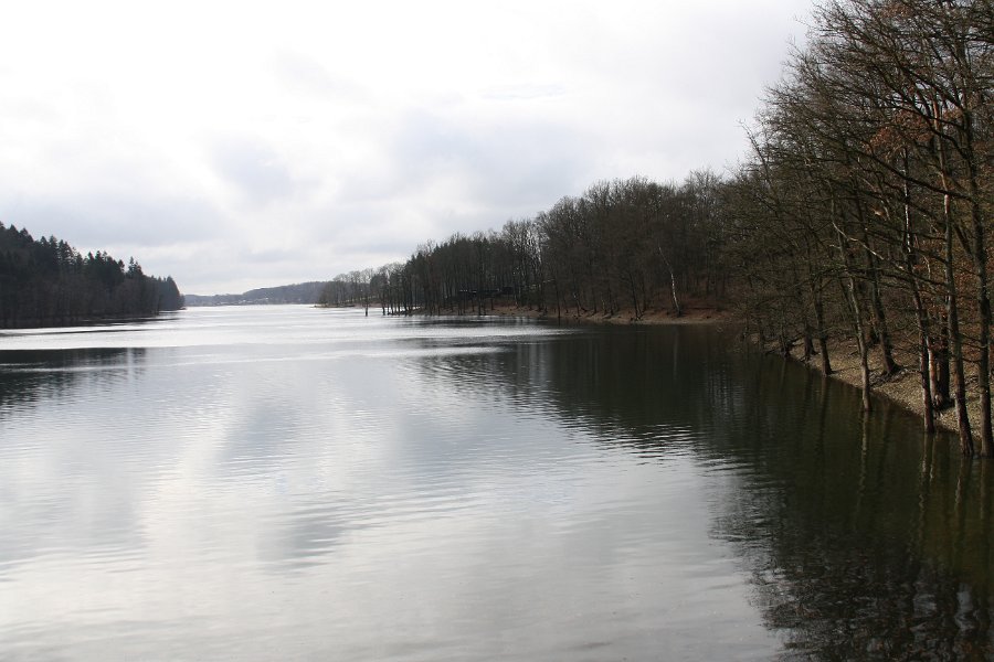 Von dem kleinen Damm über den Unterlüttgenauer Arm kann man weit zurück bis zum Haus des Wupperverbandes an der Staumauer schauen.