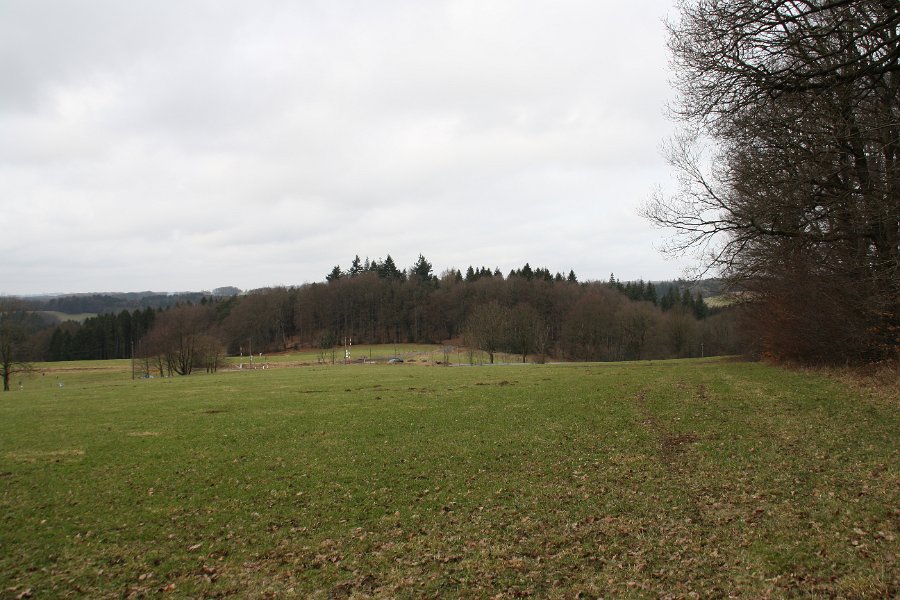 Die höchste Stelle des Rundweges liegt gerade hinter uns - die Straße ist die K5.