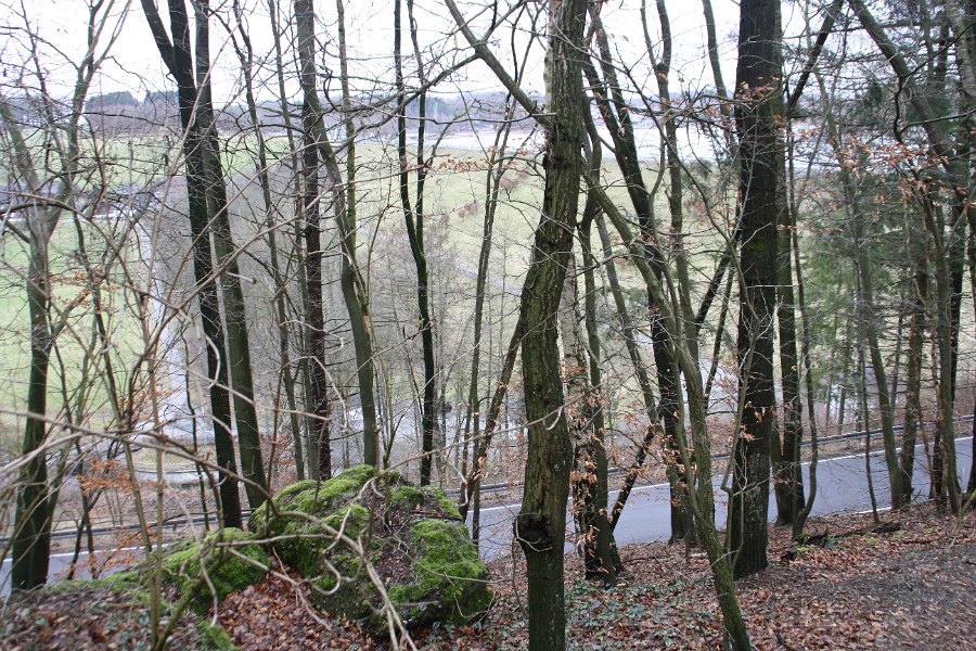 Hier geht es bergab zum Staudamm der Bever-Talsperre.