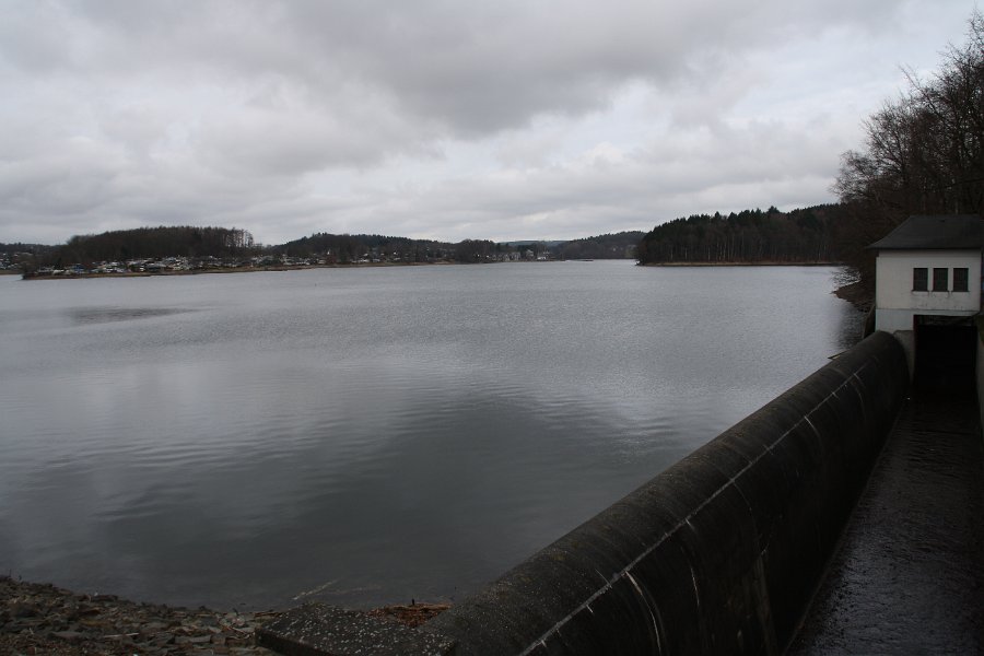Der Ablauf der Talsperre, die im Februar noch bis zum Rand gefüllt war