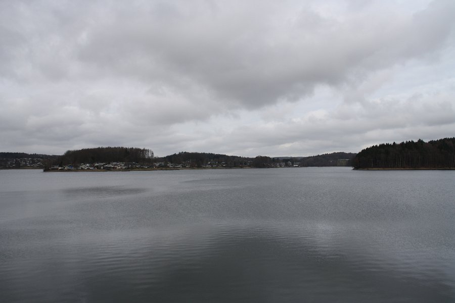Geradeaus die Halbinsel Käfernberg mit dem Campingplatz I und dem Restaurant "Haus am See"