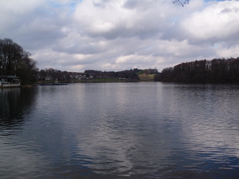 Links lugt gerade noch die "Zornige Ameise" hervor, ein beliebtes Ausflugslokal und Motorradtreff