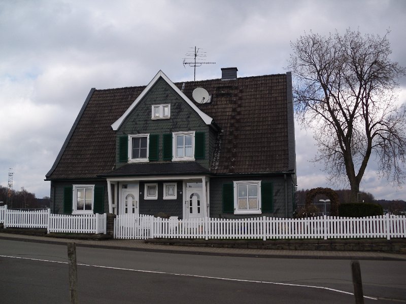 Das Haus des Wupperverbandes, typisch altbergisch verschiefert, mit grünen Klappläden