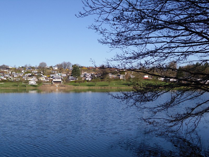 Der Abstecher vom Rundweg auf die Halbinsel Käfernberg lohnt sich: Ist dieser Blick auf unseren Startort nicht prächtig!
