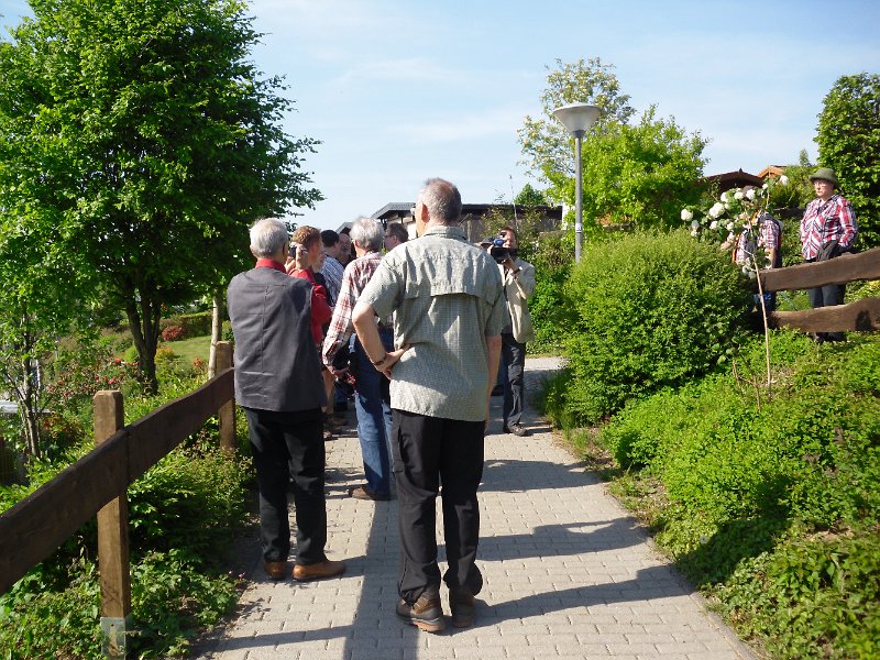 Die Medienvertreter scharen sich um den Bürgermeister.