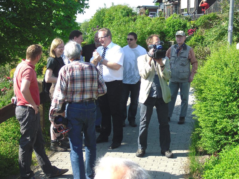 Mit dem Rücken zur Kamera Hr. Schmitz vom RGA. - Der WDR berichtete am Abend sogar kurz in der Lokalzeit Bergisch Land.